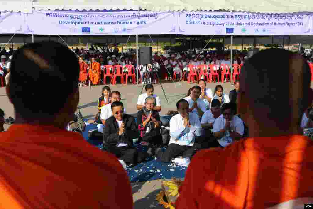 ព្រះសង្ឃកំពុងសូត្រប្រោះព្រំដល់អ្នកចូលរួមដែលជាពលរដ្ឋ កម្មករ និងតំណាងអង្គការសង្គមស៊ីវិល ក្នុងពិធីប្រារព្ធទិវាសិទ្ធិមនុស្សអន្តរជាតិលើកទី៧១ នៅសួនប្រជាធិបតេយ្យ នាថ្ងៃទី១០ ខែធ្នូ ឆ្នាំ២០១៩។ (កាន់ វិច្ឆិកា/VOA)