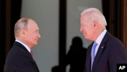 Presiden Joe Biden dan Presiden Rusia Vladimir Putin, tiba untuk bertemu di 'Villa la Grange', 16 Juni 2021, di Jenewa, Swiss. (Foto: AP)