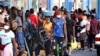  Haitianos, muchos de los cuales han estado esperando hasta un año en México para que se procesen sus solicitudes de asilo en EE. UU., hacen fila para recibir remesas de familiares , el 3 de septiembre de 2021, en Tapachula, México.