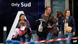 Les voyageurs évacuent l'aéroport d'Orly, au sud de Paris, 18 mars 2017.