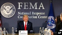 Presiden Donald Trump bertemu dengan pejabat darurat untuk membahas musim badai yang akan datang, Jumat, 4 Agustus 2017, di markas Badan Manajemen Darurat Federal (FEMA) di Washington.