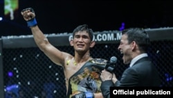 ၂၀၁၇ ခုနှစ်က ရန်ကုန်တွင် ပြုလုပ်ခဲ့သည့် One Championship ပြိုင်ပွဲတွင် အောင်ပွဲဆင်ခဲ့သည့် အောင်လအန်ဆန်။ (ဇူလိုင် ၁၊ ၂၀၁၇)