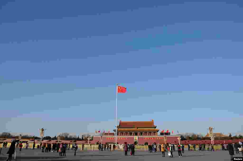 2017年12月24日,蓝天下的北京天安门广场,一面中国国旗飘扬(2017年12月24日)。自2018年1月1日起由解放军担负国旗护卫和礼炮鸣放任务。 2018年1月1日天安门广场升国旗仪式首次由军队仪仗队和军乐团执行