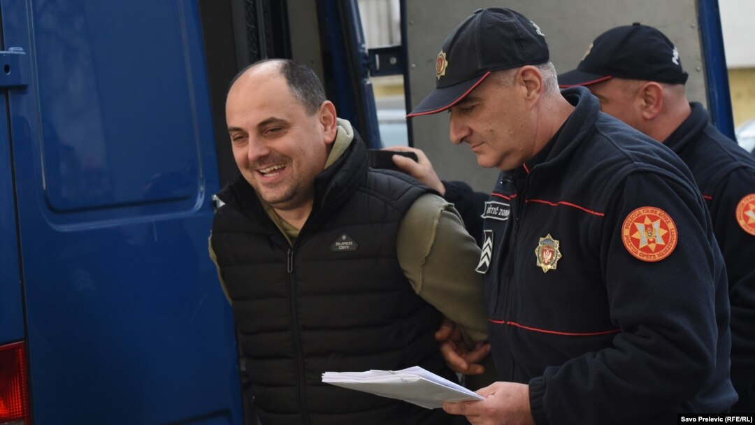 Crnogorska policija hapsi novinara Dražena Živkovića u Podgorici, 13. januara 2020. (Foto: RFE/RL/Savo Prelević)