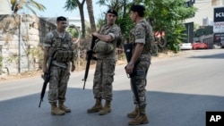 Las fuerzas de seguridad libanesas hacen guardia en una carretera que conduce a la embajada de Estados Unidos en Aukar, un suburbio al norte de Beirut, Líbano, el miércoles 5 de junio de 2024.