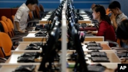 ARHIVA - Sjevernokorejci za kompjuterskim terminalima kompleksu u Pjongjangu, 16. juna 2017. (Foto: AP)