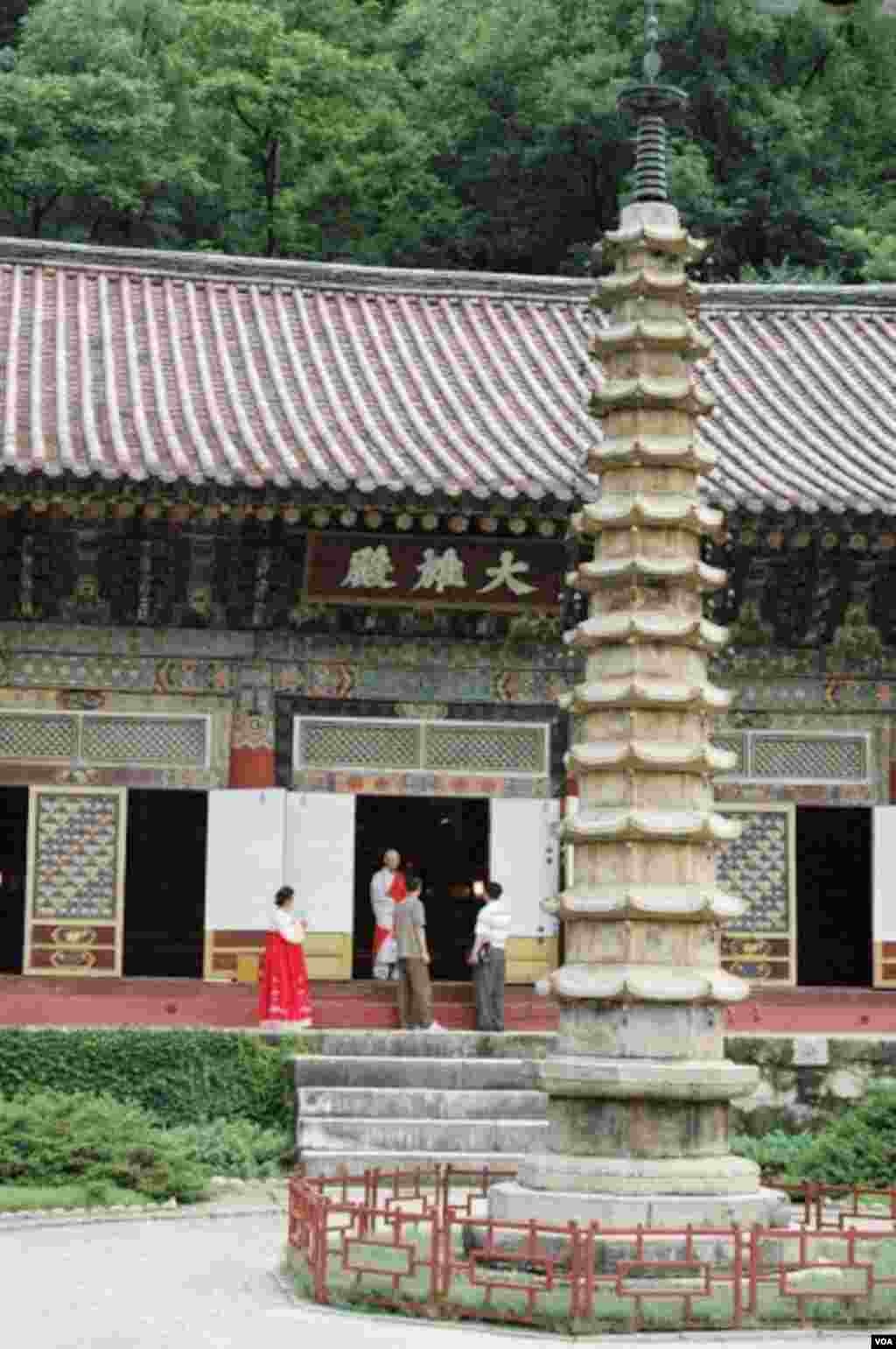 Pagoda bertingkat 13 yang dibangun pada abad 14 telah ditetapkan sebagai Warisan Nasional oleh pemerintah Korea Utara. (VOA/Steve Herman)
