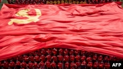 资料照：中国湖北武汉的大学生展开一面巨大的中共党旗。 （2021年9月10日）