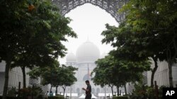 Daerah Putrajaya di Malaysia yang diliputi kabut asap (11/9). (AP/Joshua Paul)