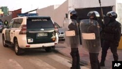 Agentes da Guarda Civil fizeram rusgas em duas empresas