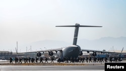 Majeshi ya Marekani yakiimarisha ulinzi katika Uwanja wa Ndege wa Kimataifa wa Hamid Karzai, Kabul, Afghanistan, Agosti 20, 2021. Senior Airman Taylor Crul/U.S. Air Force/Handout 
