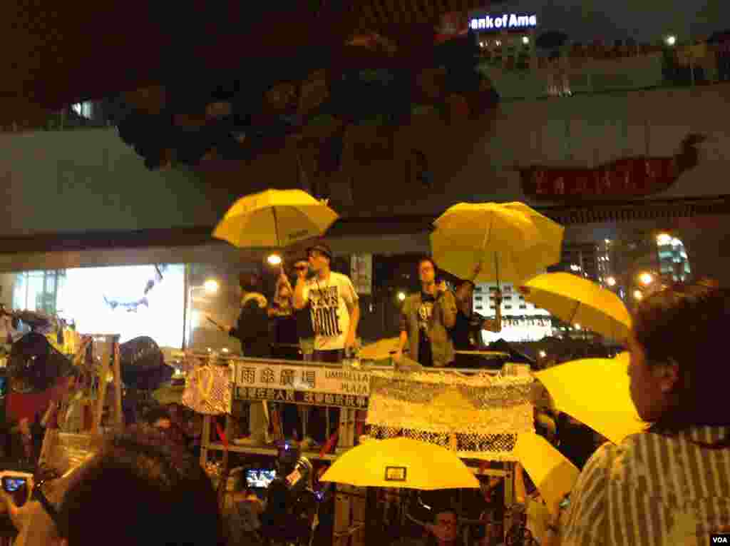 數以千計港人在金鐘佔領區舉傘默立87秒,紀念佔領運動滿月(美國之音海彥 拍攝)