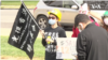 在美國首都華盛頓參加反對中共全球抗議日活動的港人拿著“光復香港 時代革命”的旗。