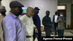 La police secrète d'État du Nigeria escorte le leader séparatiste Nnamdi Kanu, deuxième à partir de la gauche, devant la Haute Cour fédérale à Abuja, au Nigeria, le 21 octobre 2021. 