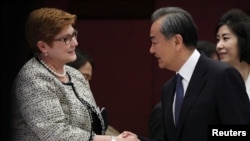 中国外交部长王毅2019年8月2日在泰国曼谷与澳大利亚外交部长佩恩举行会晤。