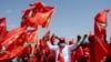 Des milliers de Tchadiens assistent au meeting de Mahamat Idriss Déby Itno, président de transition et candidat à l'élection présidentielle au Tchad, dans le stade en construction au quartier Dombao, à Moundou, le 25 avril 2024. (Photo de Joris Bolomey / AFP)