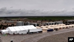 ARCHIVO - Foto sin fecha proporcionada por la Administración de Asuntos de Niños y Familias, -una división del Departamento de Salud y Servicios Humanos- muestra el albergue utilizado para alojar a niños migrantes que viajan solos, en Tornillo, Texas. 