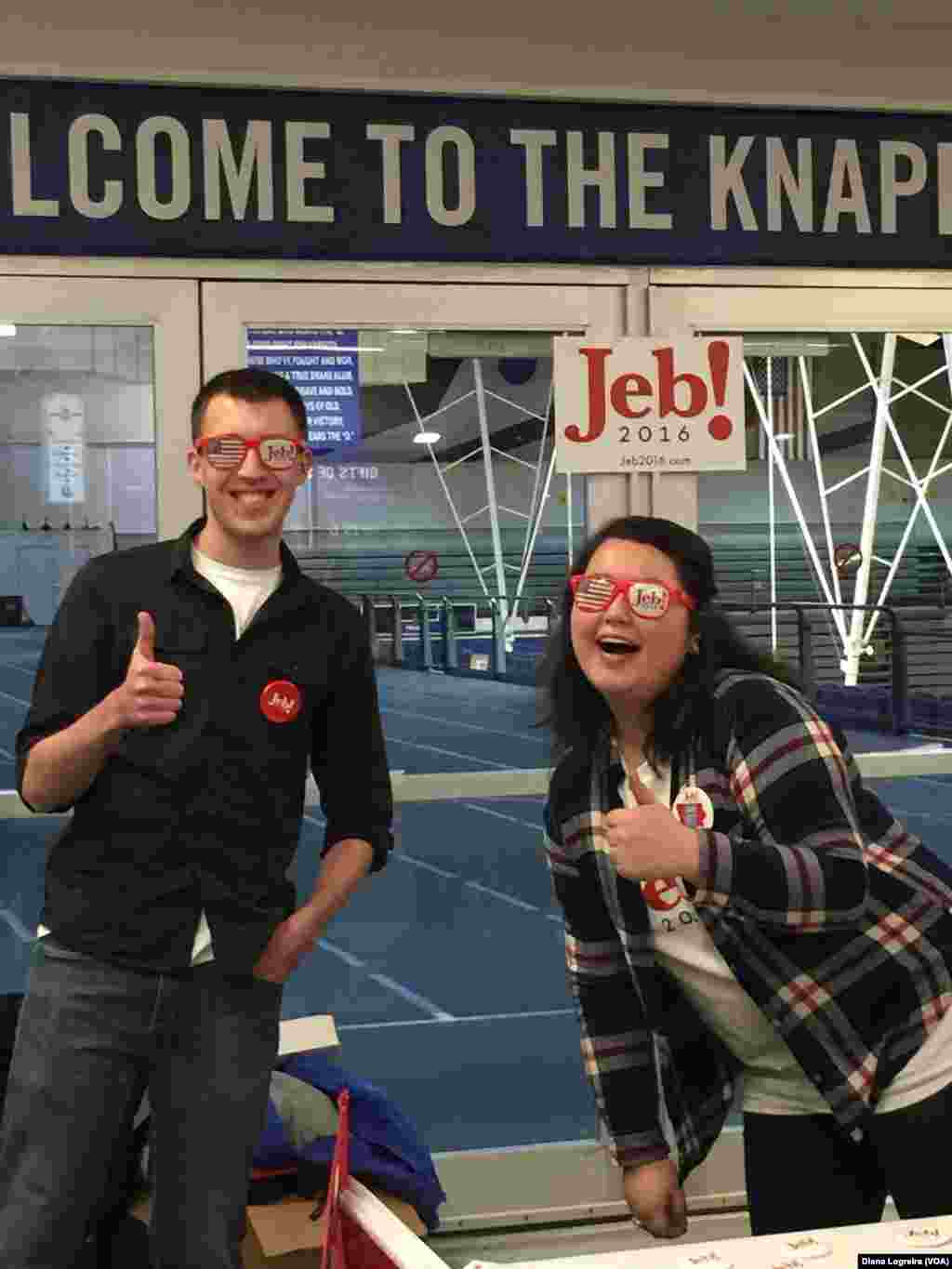 Siswa-siswa menjadi sukarelawan bagi Jeb Bush di Drake University, Des Moines, Iowa, 27 Januari 2016. Pemilihan pendahuluan calon presiden AS resmi dimulai di Iowa.