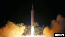 Rudal balistik antarbenua (ICBM) Hwasong-14 saat uji tembak kedua. (Foto: KCNA via Reuters)