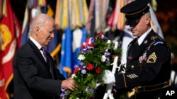 El presidente de Estados Unidos, Joe Biden, a la izquierda, coloca una corona de flores frente a la tumba al soldado desconocido, en el cementerio de Arlington, en Virginia, el 11 de noviembre de 2023.