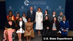 លោក​ជំទាវ Melania Trump និង​លោក​អនុរដ្ឋមន្ត្រី Shannon ថត​រូប​ជាមួយ​នឹង​អ្នក​ទទួល​ពានរង្វាន់​ស្ត្រី​អង់អាច​អន្តរជាតិ​ឆ្នាំ២០១៧។