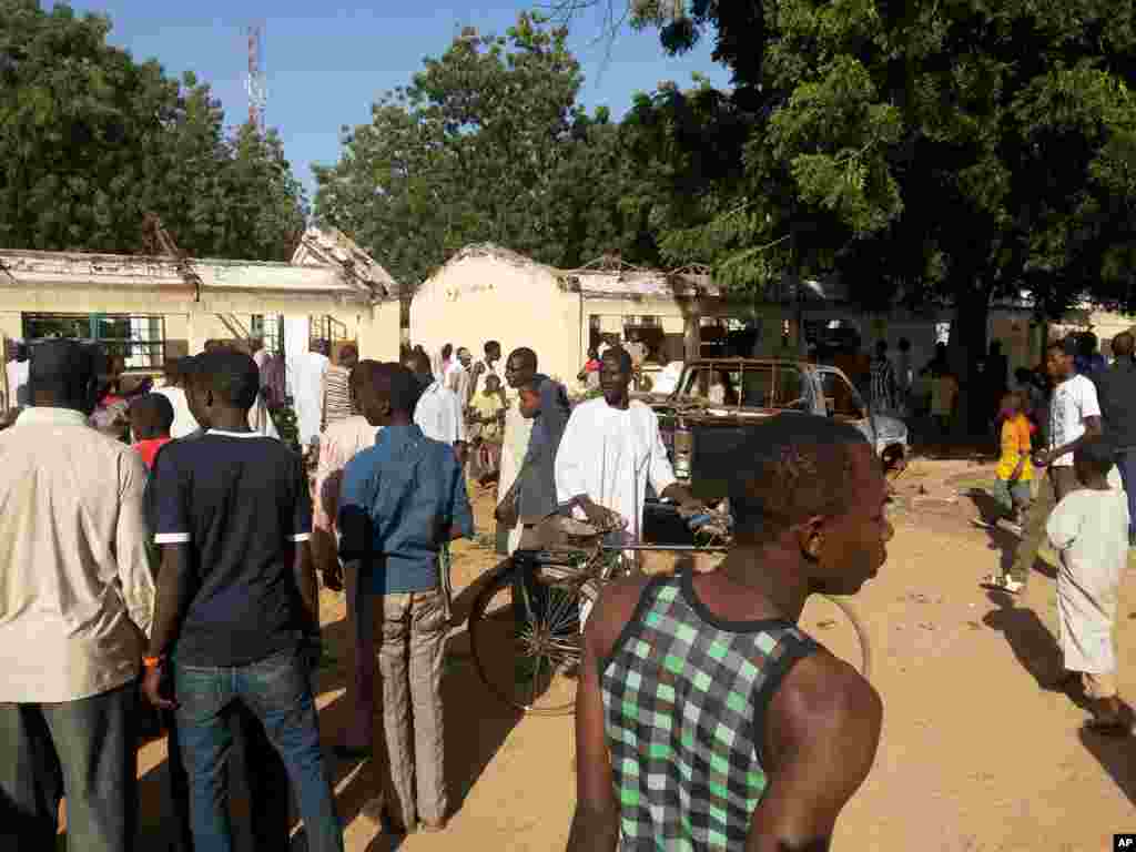 Nigeriya shimoli-sharqidagi Potiskum shahrida suiqasd xurujida kamida 48 odam o'lgan, aksariyati o'quvchilar. Voqea o'rta maktabda sodir bo'lgan. Bomba bolalar bir joyga to'planganda portlagan.