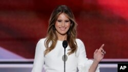 “Son una celebración del cuerpo humano como un arte”, dijo el principal asesor de comunicaciones de Donald Trump.