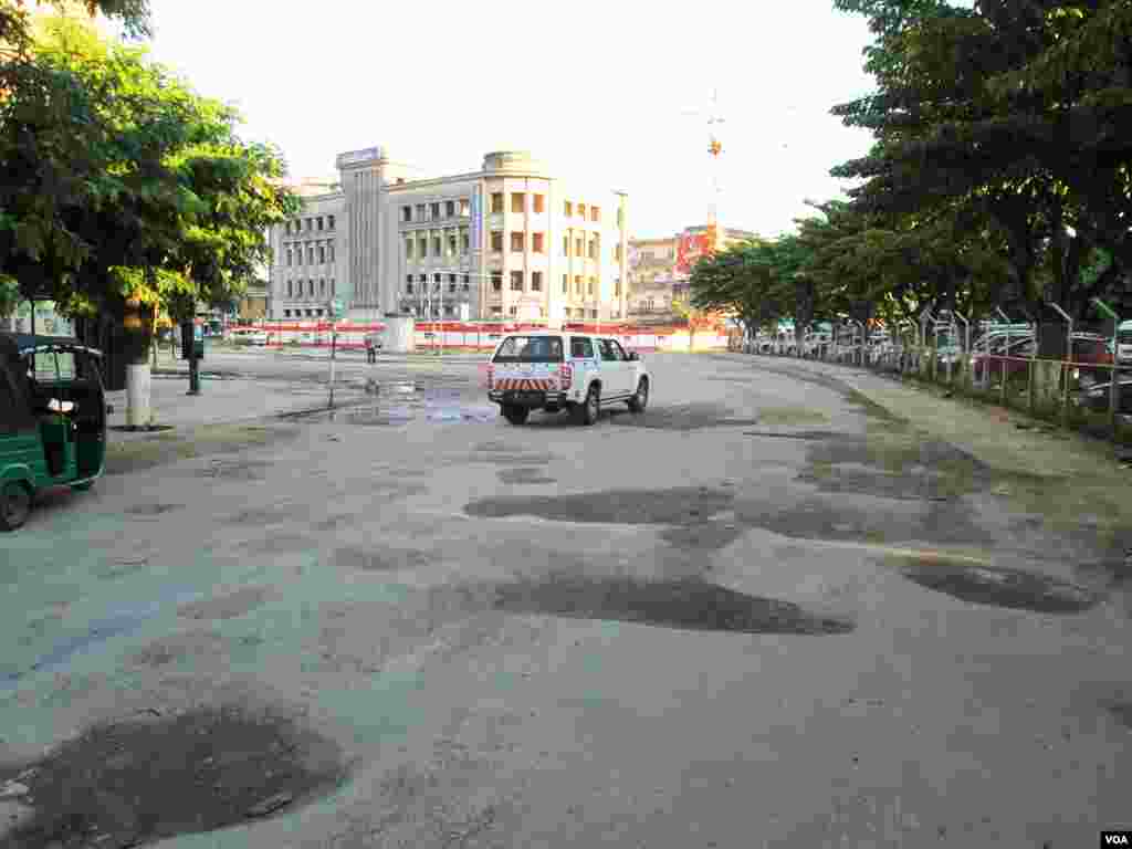 A Beira é a capital da província de Sofala. Foi eleveada a cidade em 1907. Neste momento as suas estradas convidam os automobilistas a adquirerem carros todo-o-terreno. Moçambique, Buracos Beira, Maio 21, 2014