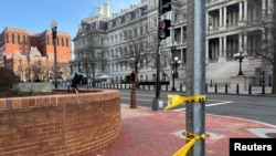 Lokasi terjadinya penembakan di jalan yang berbatasan dengan kompleks Gedung Putih, setelah Paspampres mengatakan mereka menembak seorang pria yang mengacungkan senjata api di Washington, D.C. (9/3).