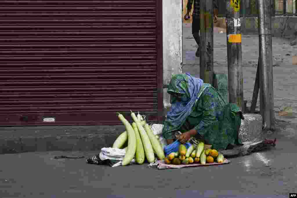 بھارتی حکومت نے آرٹیکل 370 اور 35 اے کے خاتمے کے بعد ریاست جموں و کشمیر کو دو حصوں میں تقسیم کر کے وفاق کے زیرِ انتظام علاقوں کا درجہ دے دیا تھا۔ بھارتی حکومت کا مؤقف رہا ہے کہ یہ اقدامات وہ کشمیریوں کی زندگیاں بہتر بنانے کے لیے کر رہی ہے۔