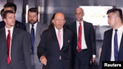 美国商务部长罗斯离开北京的一家酒店，前去参加与中国官员的会谈(2018年6月2日)