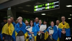 Në këtë fotografi të shpërndarë nga ministria e Mbrojtjes së Ukrainës në Kiev më 29 qershor 2024 duken ukrainasit e liruar nga Rusia.
