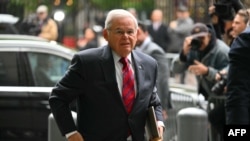 El senador estadounidense Bob Menéndez, demócrata de Nueva Jersey, llega al Tribunal Federal de Manhattan, en la ciudad de Nueva York, el 13 de mayo de 2024.