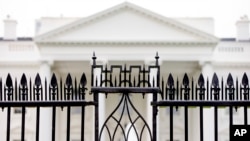 ARCHIVO: Una vista de la Casa Blanca desde una cerca en el sector norte de la Mansión Presidencial en junio de 2016.
