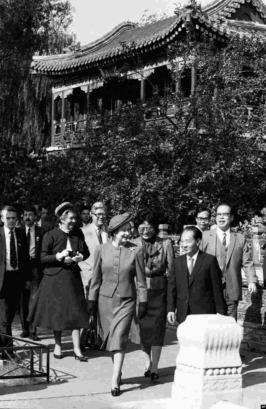 英国女王伊丽莎白二世1986年10月14日在北京与中国共产党总书记胡耀邦会面, 胡耀邦带领女王参观了中南海——昔日皇家园林,美联社说,这是外宾的一种殊荣。
