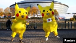 Dua orang berpakaian Pikachu melakukan aksi protes pendanaan batu bara oleh Jepang, di dekat tempat Konferensi Perubahan Iklim PBB (COP26), di Glasgow, Skotlandia, Inggris, 4 November 2021. (REUTERS / Russell Cheyne)