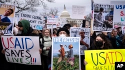 Para demonstran dan anggota parlemen berunjuk rasa menentang Presiden Donald Trump dan sekutunya Elon Musk serta rencana mereka untuk membubarkan Badan Pembangunan Internasional AS (USAID), di Capitol Hill, Washington, D.C., 5 Februari 2025.