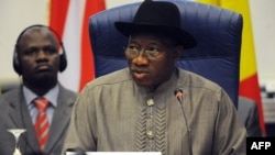 Presiden Nigeria Goodluck Jonathan membacakan pidatonya dalam pembukaan pertemuan puncak ECOWAS di Abuja (11/11).