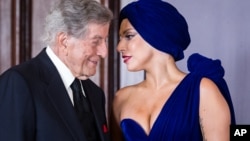 "Cheek to Cheek", el nombre de la producción, cuenta con estándares de jazz de Cole Porter, Duke Ellington y otros.