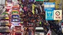 2024年12月4日，參加反對南韓總統尹錫悅遊行的抗議者前往首爾總統府。 (法新社）