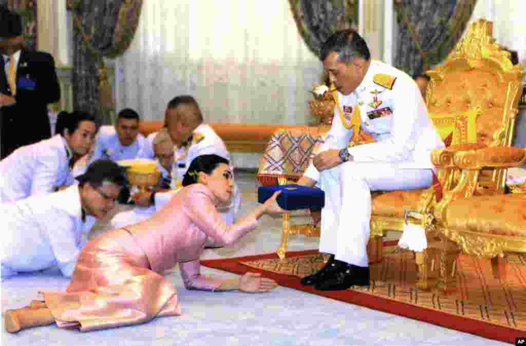 រូបថតដែលបញ្ចេញដោយការិយាល័យរាជវាំងបង្ហាញព្រះមហាក្សត្រថៃ Maha Vajiralongkorn Bodindradebayavarangkunឲ្យអំណោយទៅមហាក្សត្រី Suthida Vajiralongkorn Na Ayudhya នៅសាល Ampornsan ក្នុងទីក្រុងបាងកក។ ការប្រកាសមួយនៅក្នុង Royal Gazette បាននិយាយថា Suthida Vajiralongkorn Na Ayudhya បានរៀបអភិសេកស្របច្បាប់ជាមួួយព្រះមហាក្សត្រថៃដែលមានព្រះជន្ម៦៦ព្រះវស្សា។ 