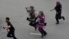Polisi anti huru hara mengejar seorang pengunjuk rasa anti-pemerintah selama protes di Bangkok, Thailand, Rabu, 11 Agustus 2021. (Foto: AP)