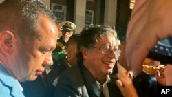 El presidente colombiano, Gustavo Petro, en el centro, saluda a sus compatriotas en Nueva York, EEUU, el 18 de septiembre del 2022. 
