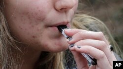 El año pasado, uno de cada cinco estudiantes reportó haber vapeado en meses previos, según una encuesta de los Centros para el Control y la Prevención de Enfermedades.
