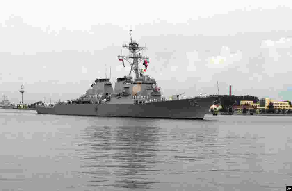 美国海军“本福德号”导弹驱逐舰访问中国北海舰队基地港口青岛(2016年8月8日), 这是北京对海牙仲裁法庭否决中国在南中国海扩张性的海洋权声索的合法性做出愤怒反应之后,第一艘美国海军舰船访问中国。 “本福德号”舰长贾斯廷对媒体发表了简短的谈话,表示这次访问的目的是跟中国海军建立关系。 