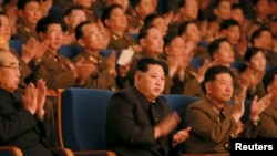 លោក Kim Jong Un មេដឹកនាំ​កូរ៉េ​ខាង​ជើង​ទះដៃ​ក្នុង​ការ​ប្រគុំ​តន្រ្តី​ដើម្បី​សាទរ​ដល់​ខួប​ទី៧០​នៃ​ក្រុម​តន្រ្តី​យោធា​របស់​កងទ័ព​ប្រជាជន​កូរ៉េ ឬ Korean People's Army (KPA) នៅ​ក្នុង​ក្រុង​ព្យុងយ៉ាង​កាលពី​ថ្ងៃទី២៣ ខែកុម្ភៈ ឆ្នាំ២០១៦។