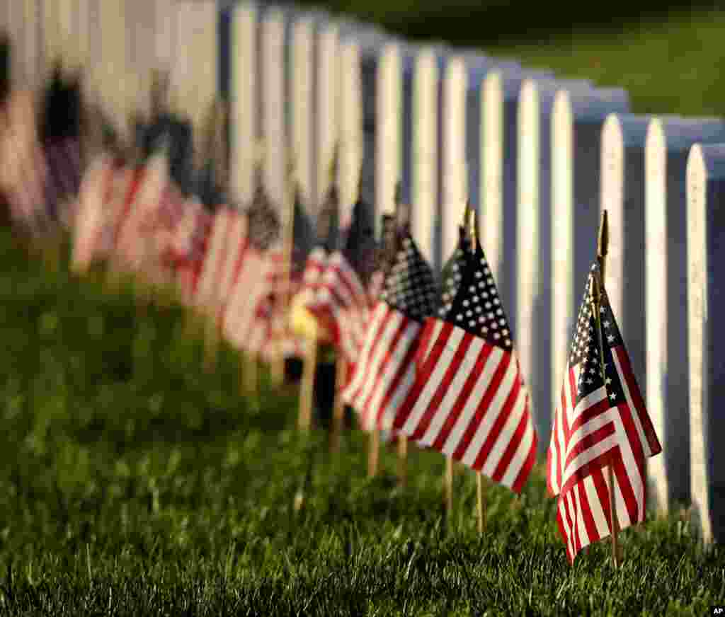Bendera di Taman Makam Pahlawan Leavenworth di malam sebelum Hari Pahlawan, 28 Mei 2017 di Leavenworth, Kansas.