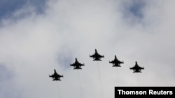 Avioni IDF lete u formaciji tokom ceremonije inauguracije centra za održavanje borbenih aviona F-16