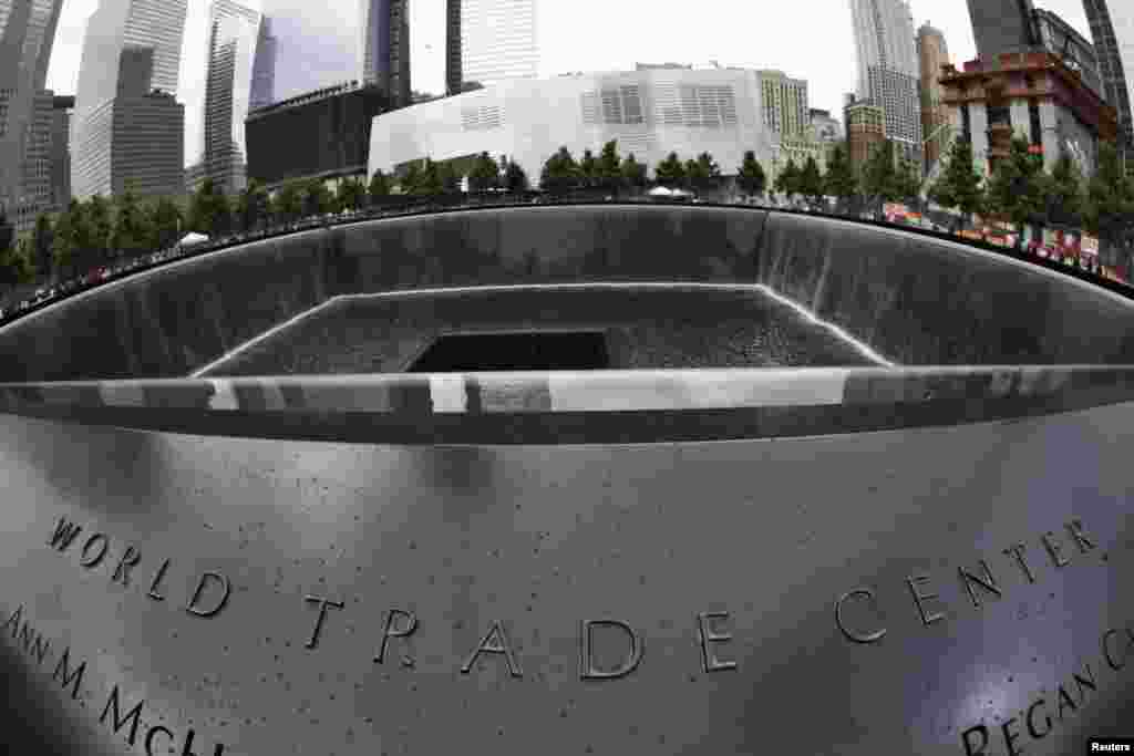 Eneo la south pool la Kumbukumbu ya Septemba 11 linaonekana huku watalii wakitembelea ground zero huko New York Juni 5, 2012.