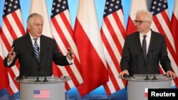 U.S. Secretary of State Rex Tillerson (L) and Poland's Foreign Minister Jacek Czaputowicz speak at a news conference in Warsaw, Poland, Jan 27, 2018.